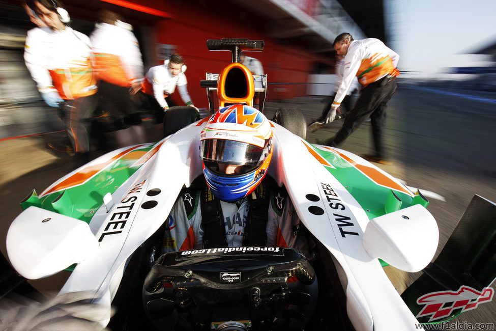 Paul di Resta a boxes