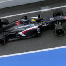 Esteban Gutiérrez pasa por el pitlane de Barcelona