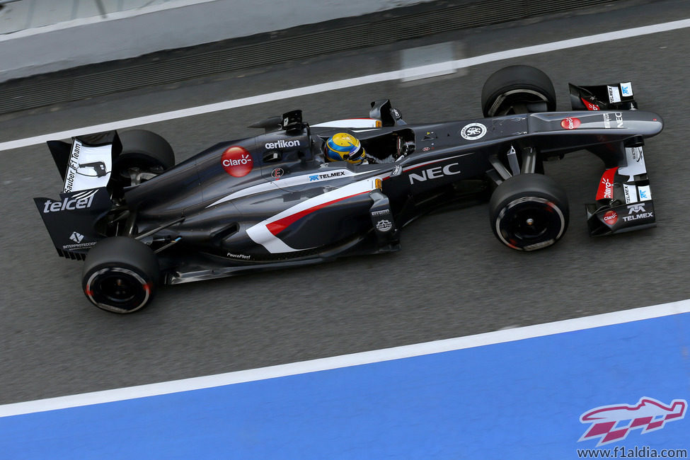 Esteban Gutiérrez pasa por el pitlane de Barcelona