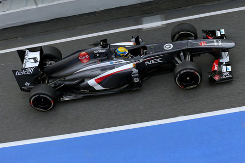 Esteban Gutiérrez pasa por el pitlane de Barcelona