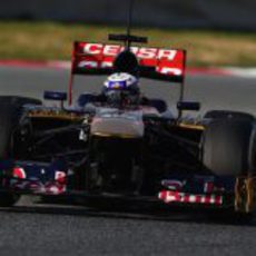 Daniel Ricciardo pasando una chicane en Montmeló