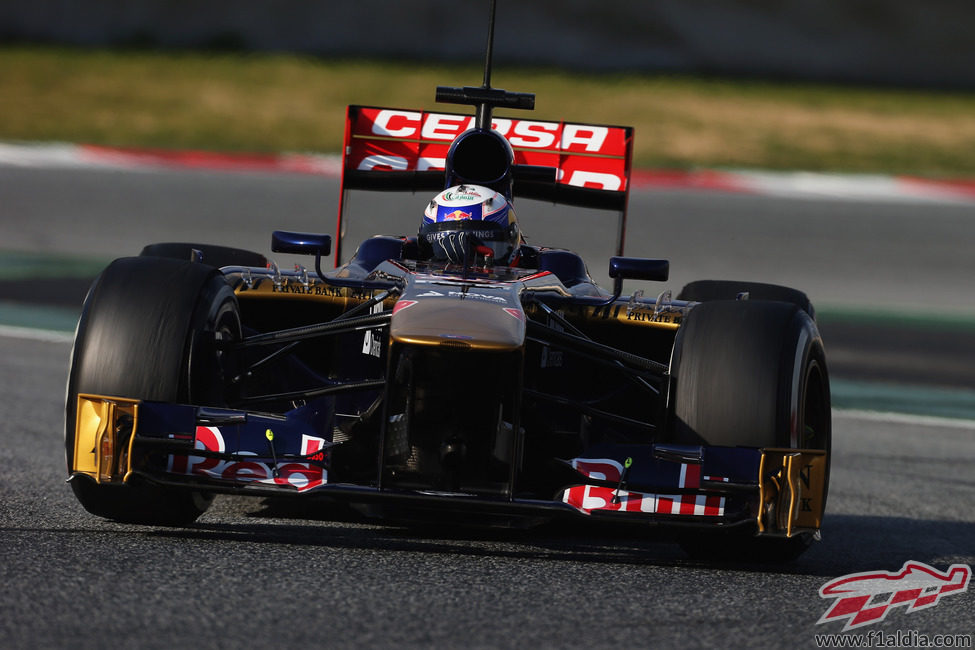 Daniel Ricciardo pasando una chicane en Montmeló