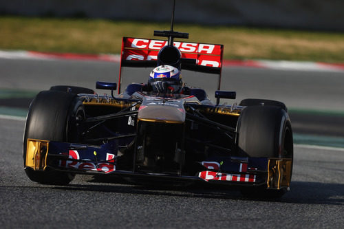 Daniel Ricciardo pasando una chicane en Montmeló