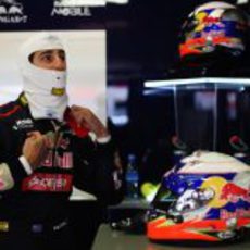 Daniel Ricciardo se prepara en el box