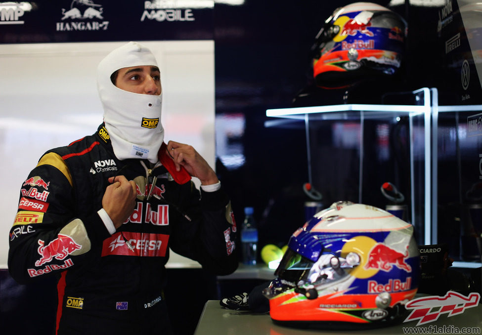 Daniel Ricciardo se prepara en el box