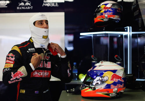 Daniel Ricciardo se prepara en el box