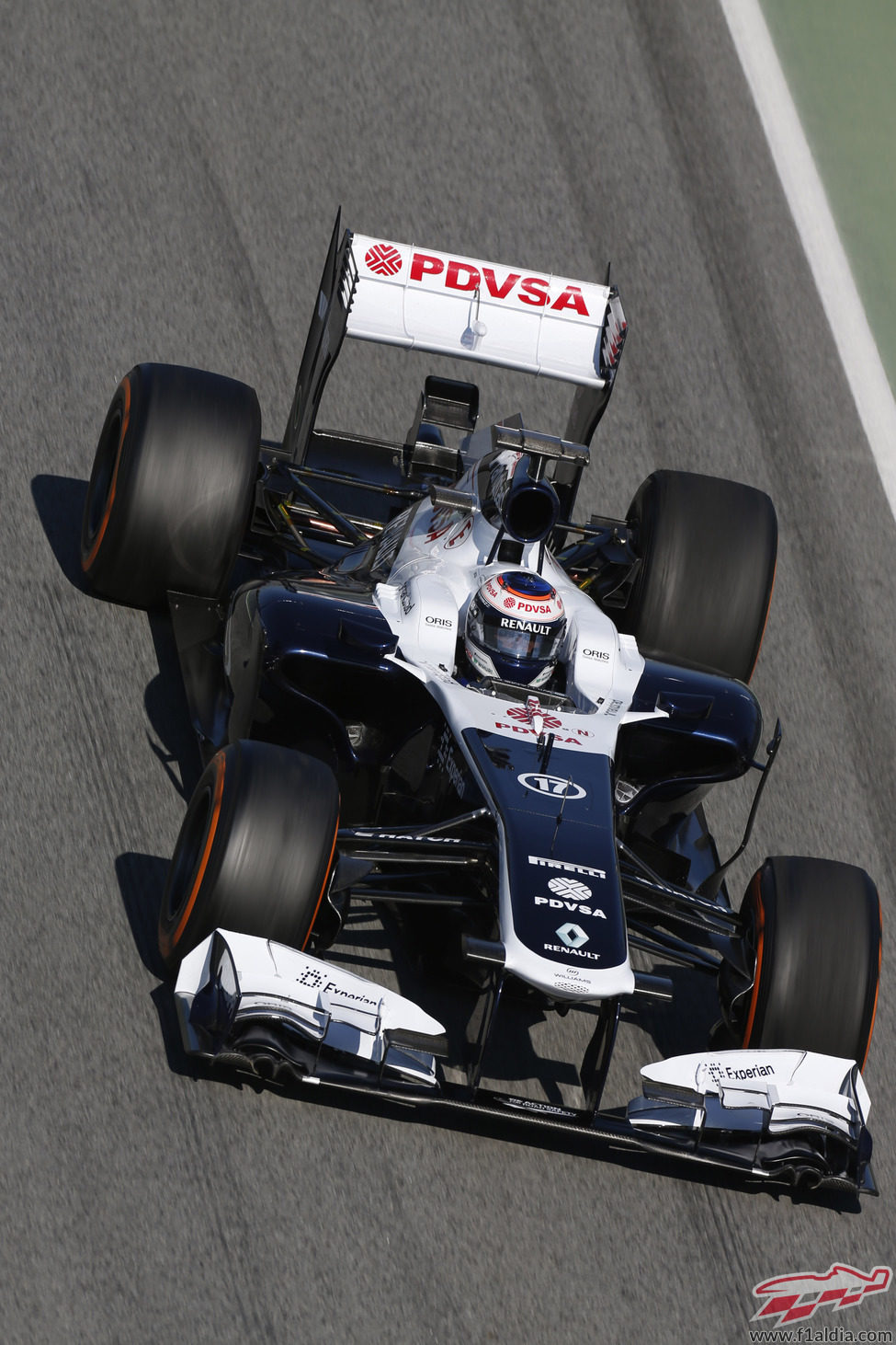 Valtteri Bottas rodando en el pitlane de Montmeló