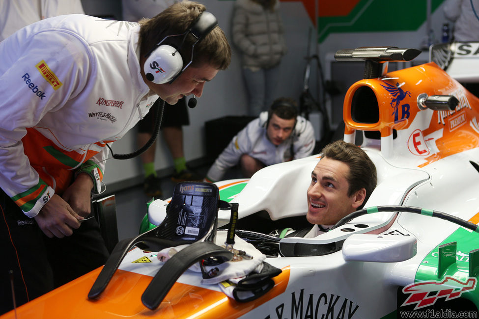 Adrian Sutil se prueba el asiento con Force India