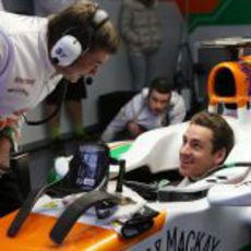 Adrian Sutil se prueba el asiento con Force India