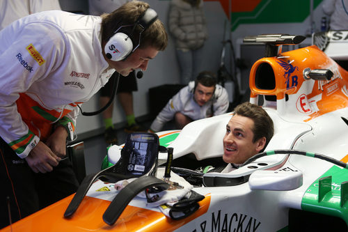 Adrian Sutil se prueba el asiento con Force India