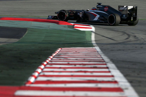 Nico Hülkenberg con el C32 en Barcelona