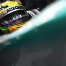 Lewis Hamilton en su box