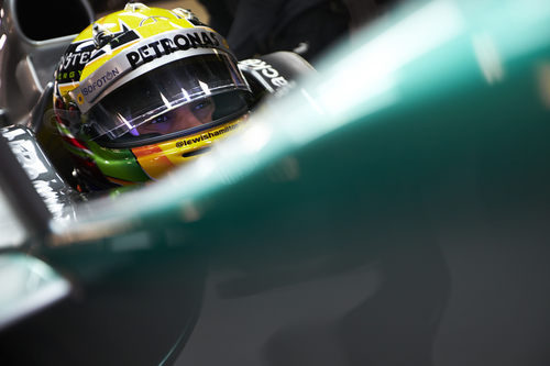 Lewis Hamilton en su box