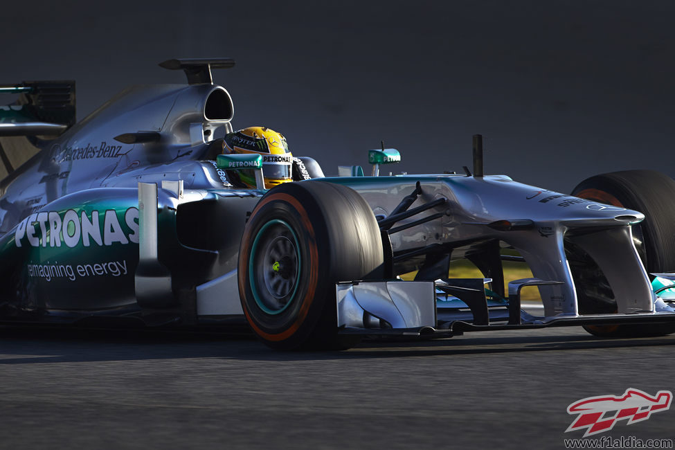 Lewis Hamilton rueda con el W04 en Barcelona