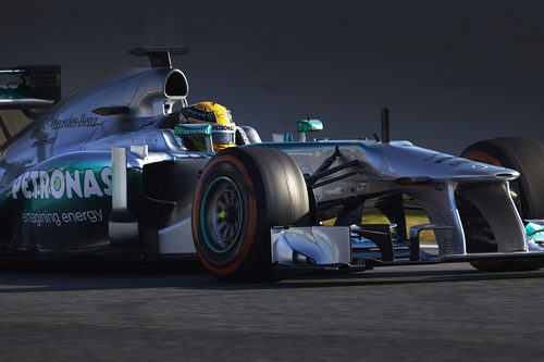 Lewis Hamilton rueda con el W04 en Barcelona