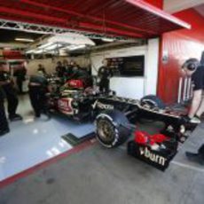 El Lotus E21, al box