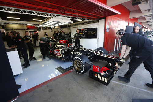 El Lotus E21, al box