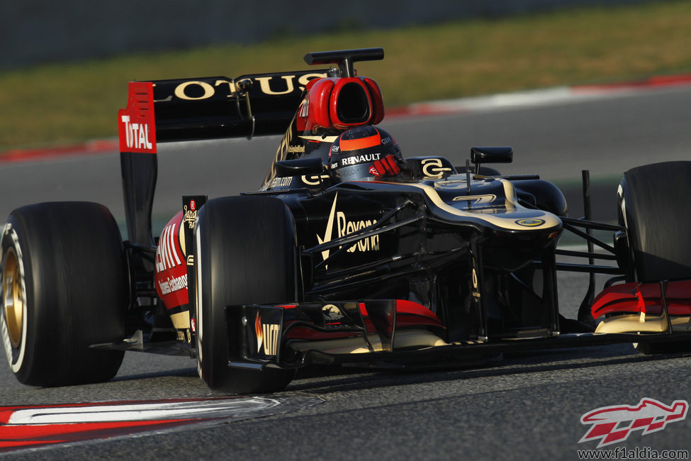 Kimi Räikkönen en la última chicane de Montmeló