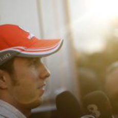 Checo atiende a los medios