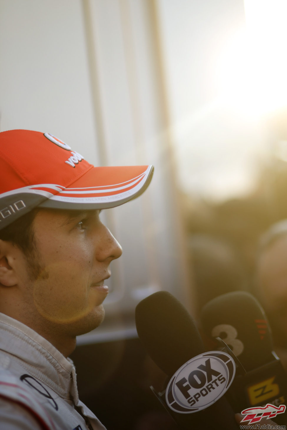 Checo atiende a los medios