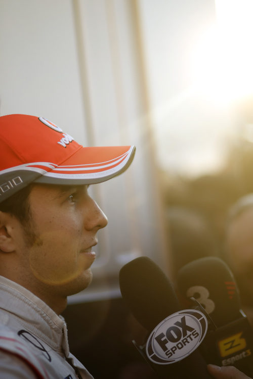 Checo atiende a los medios