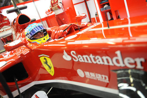 Fernando Alonso espera en el box a que se abra el pitlane
