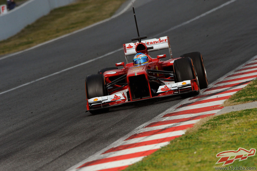 Fernando Alonso a final de recta con el F138