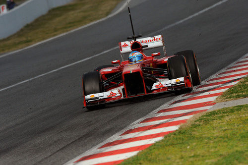 Fernando Alonso a final de recta con el F138