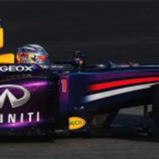 El RB9 en manos de Sebastian Vettel