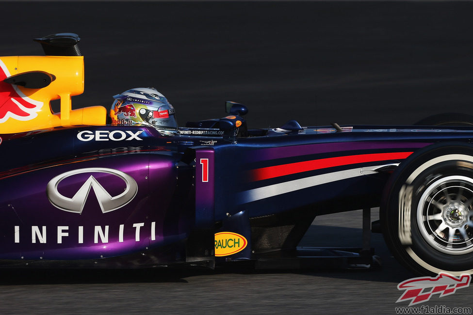 El RB9 en manos de Sebastian Vettel