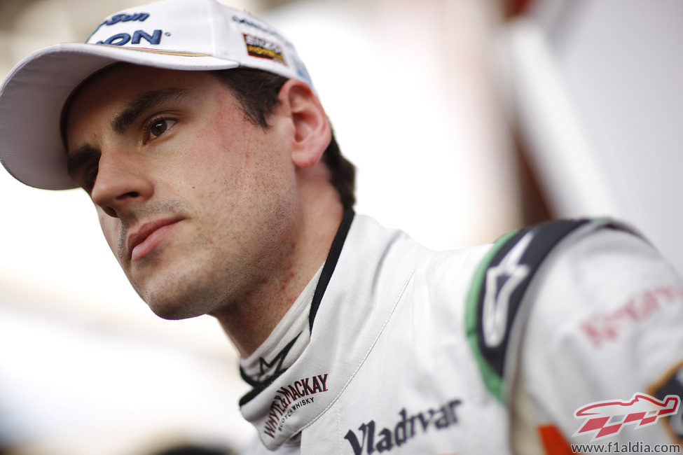 Adrian Sutil, de blanco, naranja y verde