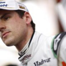 Adrian Sutil, de blanco, naranja y verde