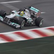 Nico Rosberg pasa por la recta de meta