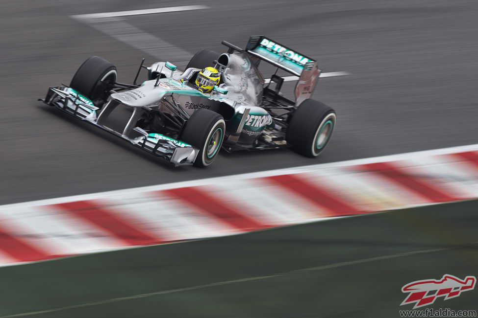 Nico Rosberg pasa por la recta de meta