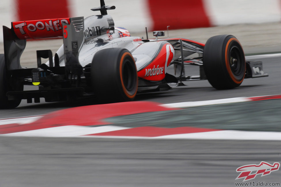 Jenson Button rueda en la pista de Montmeló