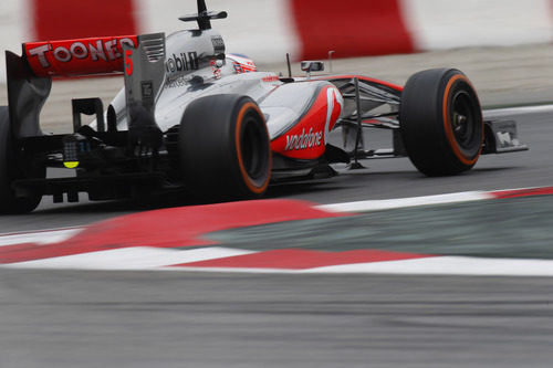 Jenson Button rueda en la pista de Montmeló