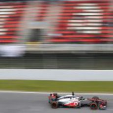 El McLaren MP4-28 pasa por la recta de meta