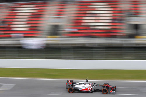 El McLaren MP4-28 pasa por la recta de meta