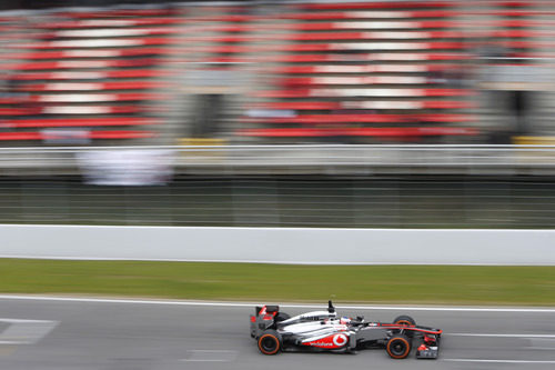 El McLaren MP4-28 pasa por la recta de meta