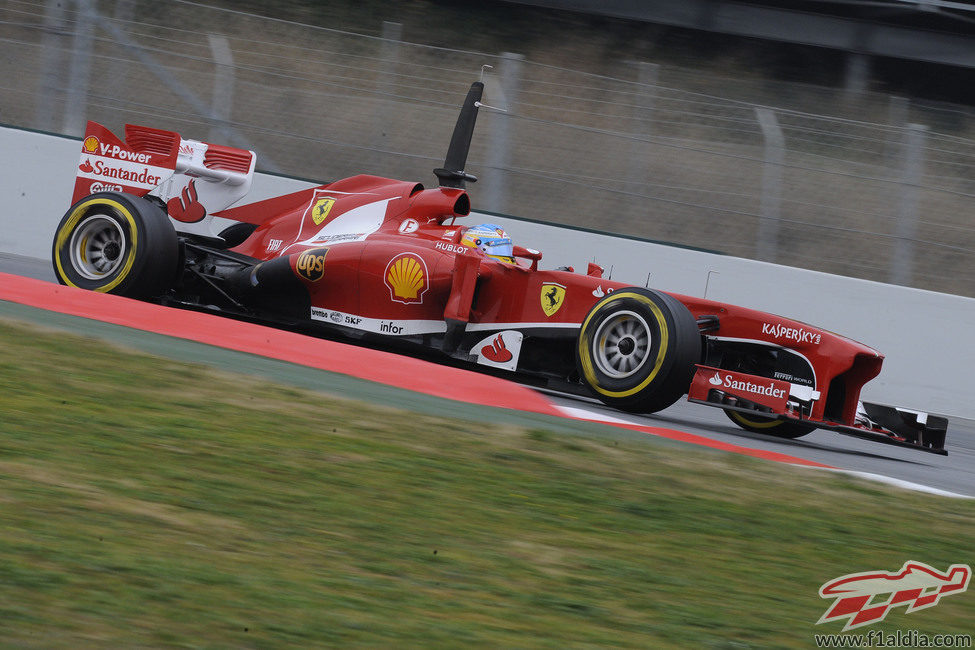 Fernando Alonso, rodando en Montmeló