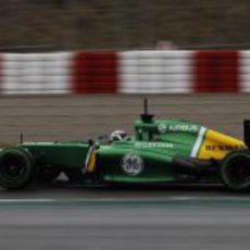 Giedo van der Garde pilota bajo la lluvia