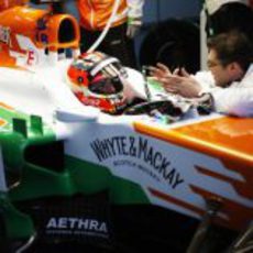 Jules Bianchi charla con los ingenieros de Force India