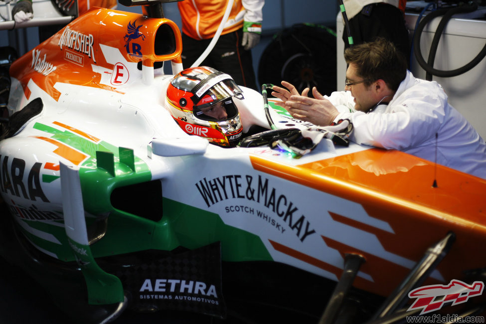Jules Bianchi charla con los ingenieros de Force India