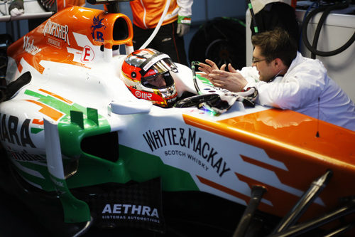 Jules Bianchi charla con los ingenieros de Force India