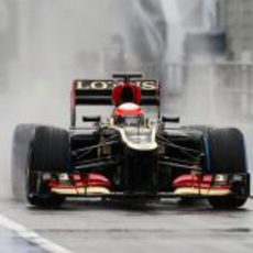 Romain Grosjean con el Lotus E21 por el pitlane