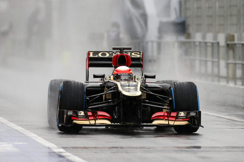 Romain Grosjean con el Lotus E21 por el pitlane