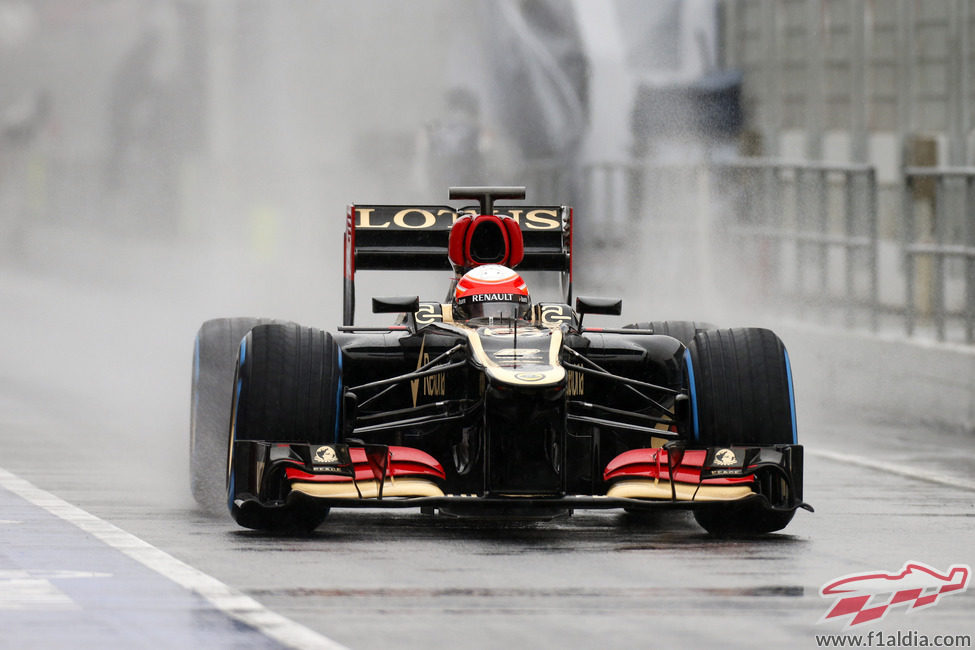 Romain Grosjean con el Lotus E21 por el pitlane