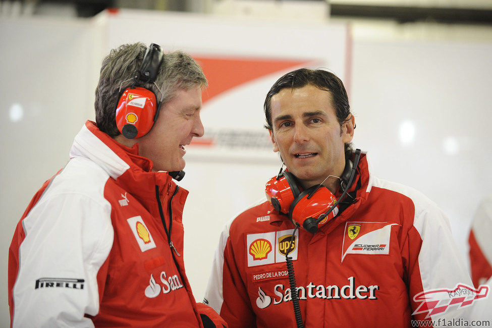 Pedro de la Rosa en el box de Ferrari