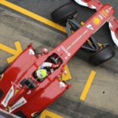 Felipe Massa sale a pista con el F138