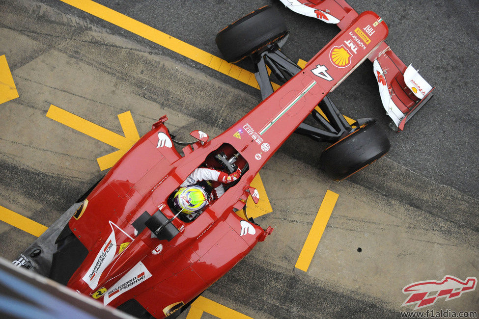 Felipe Massa sale a pista con el F138
